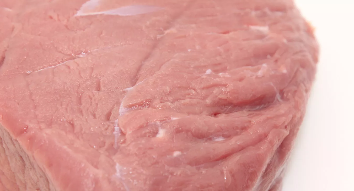 La découpe naturelle de la viande est effectuée sans peleuse.
