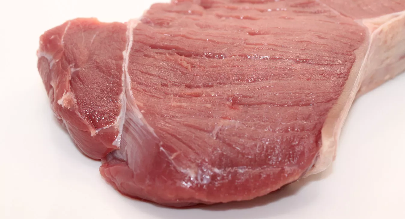 La viande présentée ici est un muscle épais bien infiltré de graisse dont l'aspect est particulièrement appétissant.